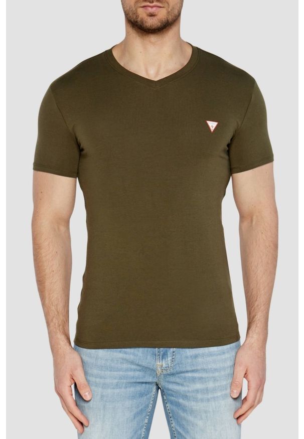 Guess - GUESS Zielony męski t-shirt z małym logo. Okazja: na co dzień. Typ kołnierza: dekolt w serek. Kolor: zielony. Materiał: bawełna, elastan. Długość rękawa: krótki rękaw. Długość: krótkie. Styl: elegancki, klasyczny, casual