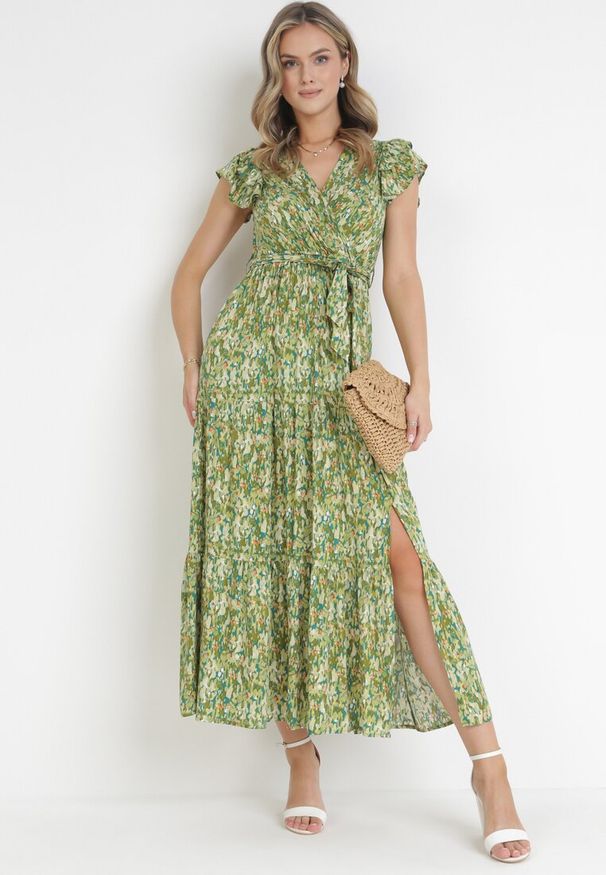 Born2be - Zielona Rozkloszowana Sukienka Maxi z Wiskozy Cellen. Typ kołnierza: kołnierz z falbankami, dekolt kopertowy. Kolor: zielony. Materiał: wiskoza. Wzór: aplikacja. Typ sukienki: kopertowe. Długość: maxi