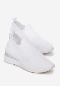 Born2be - Białe Buty Sportowe Dorothisa. Nosek buta: okrągły. Zapięcie: bez zapięcia. Kolor: biały. Materiał: materiał. Szerokość cholewki: normalna. Obcas: na koturnie #4