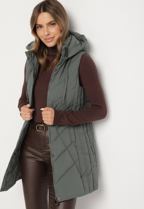 Born2be - Zielona Taliowana Kamizelka z Pikowanymi Przeszyciami i Kapturem Tuloria. Okazja: na spacer. Kolor: zielony. Materiał: jeans