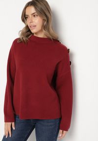Born2be - Bordowy Sweter Ozdobiony Metalicznymi Guzikami Amentia. Typ kołnierza: golf. Kolor: czerwony. Materiał: jeans. Wzór: aplikacja. Styl: klasyczny #5
