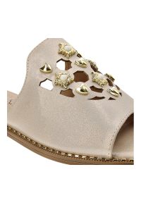 Złote Klapki S.Barski Eleganckie Buty Damskie. Okazja: na spacer, na plażę. Kolor: złoty. Materiał: skóra ekologiczna. Sezon: lato. Styl: elegancki #7