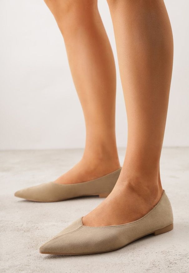 Born2be - Ciemnobeżowe Balerinki z Imitacji Zamszu z Noskiem w Szpic Egynome. Okazja: na co dzień, na spotkanie biznesowe, do pracy. Kolor: zielony. Materiał: zamsz. Styl: casual, biznesowy, elegancki