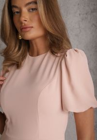 Renee - Różowa Rozkloszowana Sukienka Koktajlowa VICES na Krótki Rękaw Nessesha. Okazja: na randkę, na wesele, na ślub cywilny. Kolor: różowy. Długość rękawa: krótki rękaw. Styl: wizytowy. Długość: mini #5