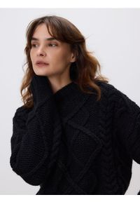 Reserved - Sweter ze stójką - czarny. Typ kołnierza: kołnierzyk stójkowy. Kolor: czarny. Materiał: dzianina, wełna #1