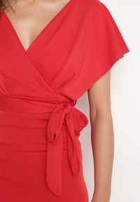 Born2be - Czerwona Wieczorowa Sukienka z Kopertowym Dekoltem i Rozcięciem z Materiałowym Paskiem Vorni. Okazja: na co dzień. Kolor: czerwony. Materiał: materiał. Typ sukienki: kopertowe. Styl: wizytowy #7