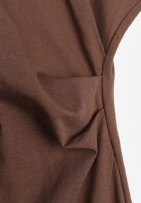 Born2be - Brązowa Sukienka o Rozkloszowanym Kroju z Marszczeniem i Rozcięciem Zinnariae. Okazja: na co dzień. Kolor: brązowy. Materiał: jeans. Styl: casual #5