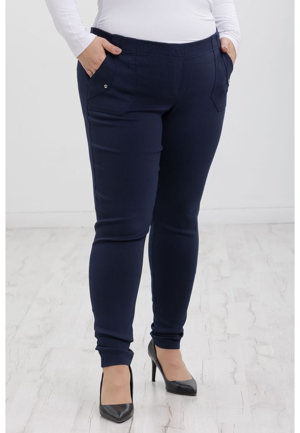 Nasi partnerzy - Klasyczne granatowe spodnie Nita ze zwężoną nogawką PLUS SIZE XXL. Okazja: do pracy, na co dzień, na spacer. Kolekcja: plus size. Kolor: niebieski. Materiał: wiskoza, tkanina, poliester, materiał, włókno, elastan. Długość: krótkie. Styl: klasyczny