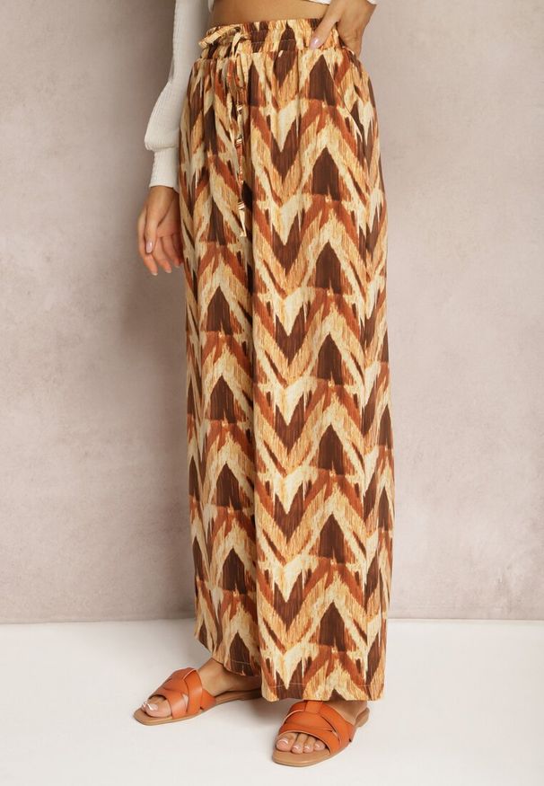 Renee - Beżowo-Brązowe Szerokie Spodnie z Gumką i Wiązaniem w Talii Vayolet. Okazja: na co dzień. Kolor: beżowy. Materiał: tkanina. Styl: casual