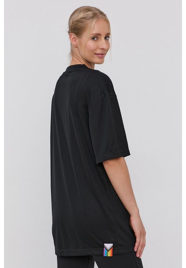 Reebok - T-shirt. Okazja: na co dzień. Kolor: czarny. Materiał: skóra, materiał. Wzór: nadruk. Styl: casual