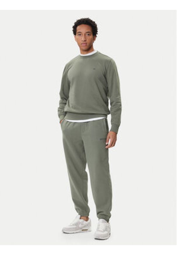 Mustang Spodnie dresowe Logan 1016975 Zielony Regular Fit. Kolor: zielony. Materiał: bawełna
