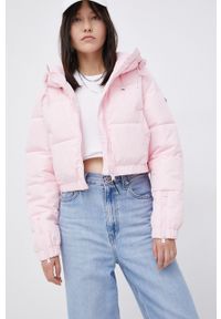 Tommy Jeans Kurtka damska kolor różowy zimowa. Okazja: na co dzień. Kolor: różowy. Materiał: puch. Sezon: zima. Styl: casual #1