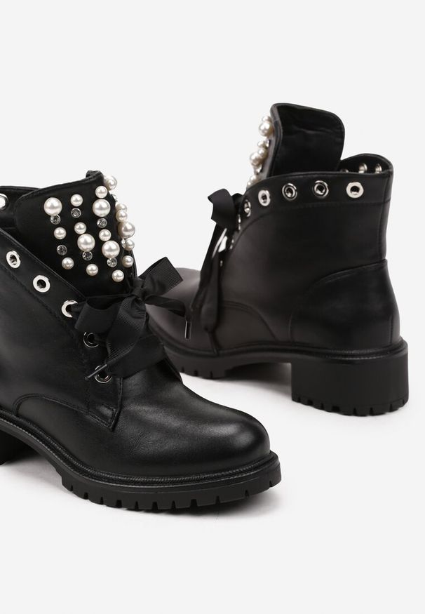Born2be - Czarne Botki z Językiem Ozdobionym Perełkami i Cyrkoniami Jovirra. Okazja: na co dzień. Kolor: czarny. Materiał: jeans. Wzór: aplikacja. Styl: casual, rockowy, elegancki