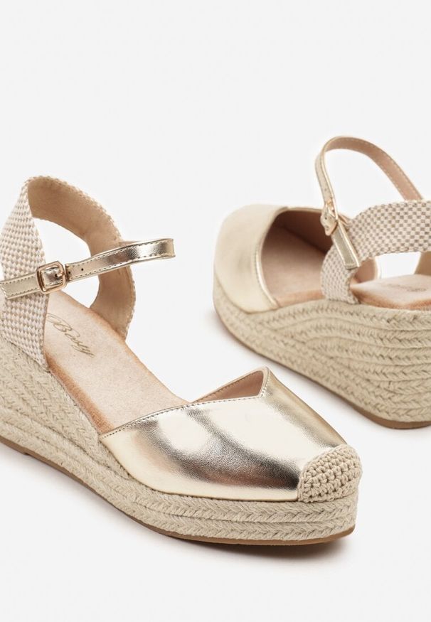 Renee - Złote Sandały na Plecionym Koturnie Odivale. Okazja: na co dzień. Zapięcie: sprzączka. Kolor: złoty. Sezon: wiosna. Obcas: na koturnie. Styl: casual