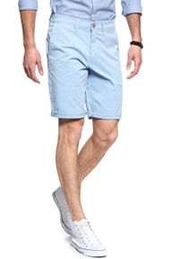 Wrangler - KRÓTKIE SPODENKI WRANGLER CHINO SHORT LIGHT BLUE W14AMM25N. Materiał: materiał. Długość: krótkie. Wzór: jednolity, aplikacja #5