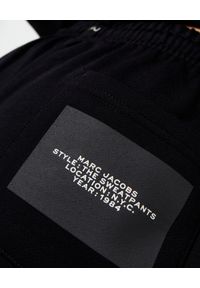 THE MARC JACOBS - Czarne spodnie dresowe z logo. Kolor: czarny. Materiał: dresówka. Wzór: aplikacja #4