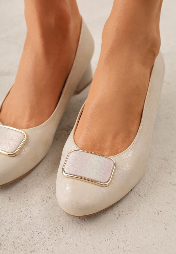 Born2be - Złote Czółenka na Niskim Słupku ze Skórzaną Wkładką i Aplikacją Cezela. Okazja: na co dzień, na ślub cywilny, na wesele, na imprezę. Kolor: złoty. Materiał: skóra. Wzór: aplikacja. Obcas: na słupku. Styl: casual, elegancki