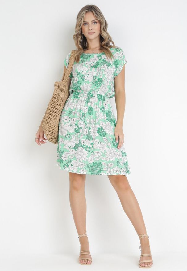 Born2be - Zielona Wiskozowa Sukienka Mini w Kwiaty z Gumką w Pasie Charmain. Kolor: zielony. Materiał: wiskoza. Wzór: kwiaty. Sezon: lato. Długość: mini