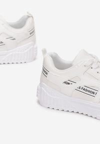 Renee - Białe Sneakersy Salmakos. Kolor: biały. Materiał: jeans, syntetyk, nubuk. Wzór: aplikacja, nadruk