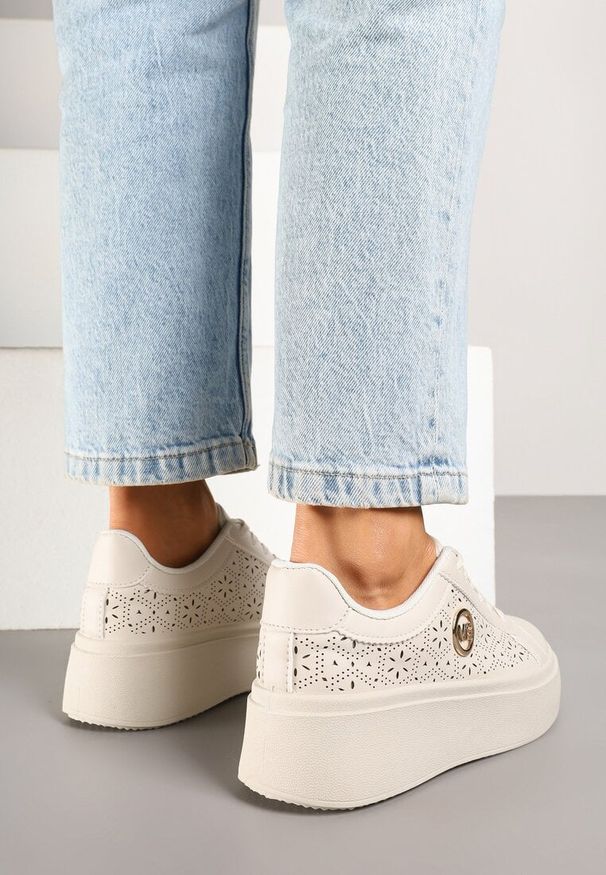 Renee - Jasnobeżowe Sneakersy na Platformie z Ażurowym Zdobieniem i Aplikacją Dalirnna. Okazja: na co dzień. Kolor: beżowy. Materiał: jeans. Wzór: aplikacja, ażurowy. Obcas: na platformie