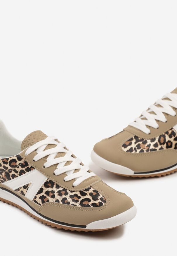 Renee - Panterkowe Sneakersy Ozdobione Geometrycznym Motywem Clevandra. Okazja: na co dzień. Materiał: jeans. Szerokość cholewki: normalna. Wzór: aplikacja, geometria
