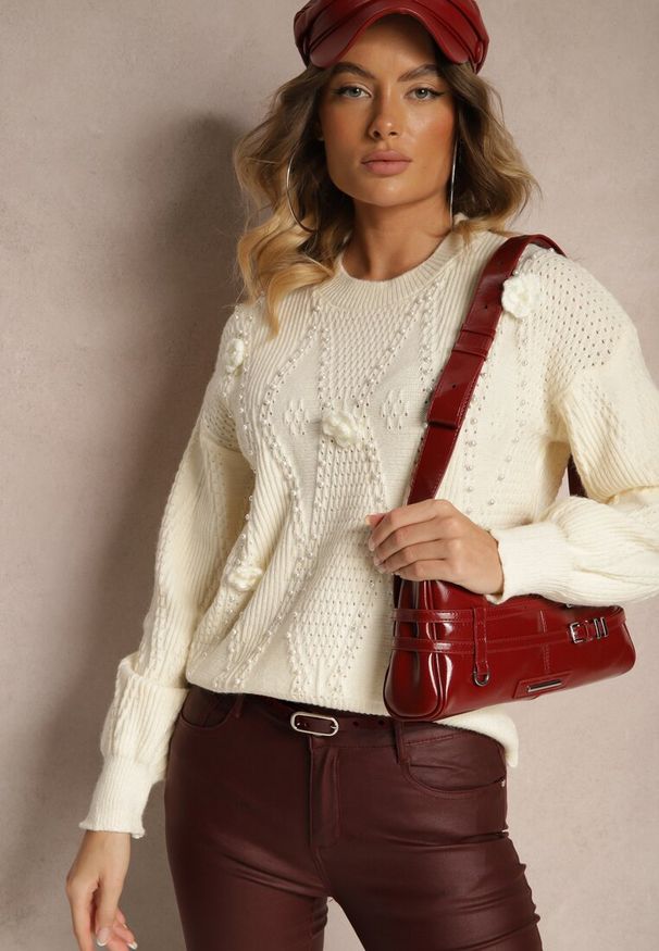 Renee - Jasnobeżowy Sweter z Bawełną Ozdobiony Kwiatkami 3D i Perełkami Noraleth. Okazja: na co dzień, na spotkanie biznesowe. Kolor: beżowy. Materiał: bawełna. Wzór: aplikacja, kwiaty. Styl: biznesowy, elegancki, casual