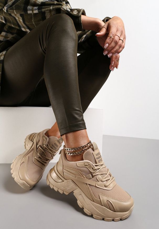Renee - Ciemnobeżowe Sneakersy Dorameia. Wysokość cholewki: przed kostkę. Nosek buta: okrągły. Zapięcie: sznurówki. Kolor: beżowy. Materiał: jeans, materiał. Wzór: aplikacja