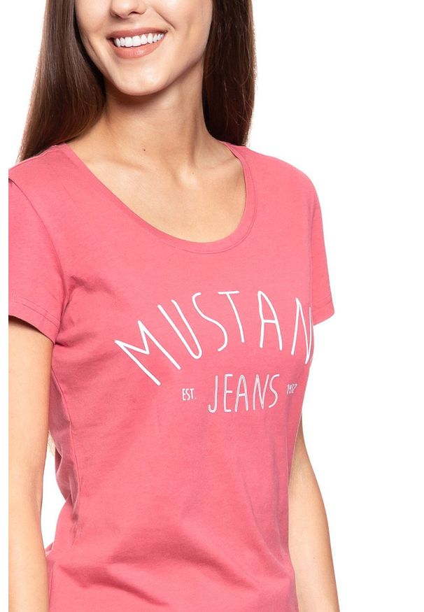 Mustang - MUSTANG T SHIRT DAMSKI Alexia C Print Slate Rose 1009387 8271. Wzór: nadruk