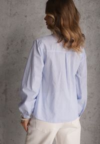 Renee - Niebieska Koszula z Bawełną Zdobiona Haftem i Stójką z Falbanką Linivia. Typ kołnierza: kołnierzyk stójkowy. Kolor: niebieski. Materiał: bawełna. Wzór: aplikacja, haft. Styl: boho #6