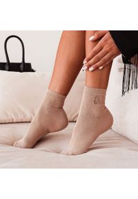 Milena - Beżowe skarpetki damskie z przywieszką (model - 745). Kolor: beżowy. Materiał: bawełna, elastan, poliamid, materiał