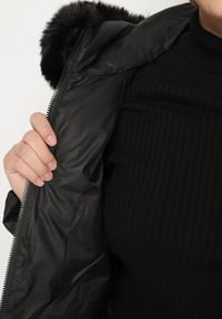 Born2be - Czarna Taliowana Kurtka z Pikowanymi Przeszyciami i Kapturem z Futrem Avileria. Okazja: na co dzień, na spacer. Kolekcja: plus size. Kolor: czarny. Materiał: futro. Styl: casual #2