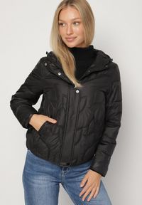 Born2be - Czarna Przejściowa Kurtka z Oryginalnym Pikowaniem i Kapturem Aruvitte. Okazja: na co dzień, na spacer. Kolor: czarny. Materiał: poliester, jeans. Styl: casual #1