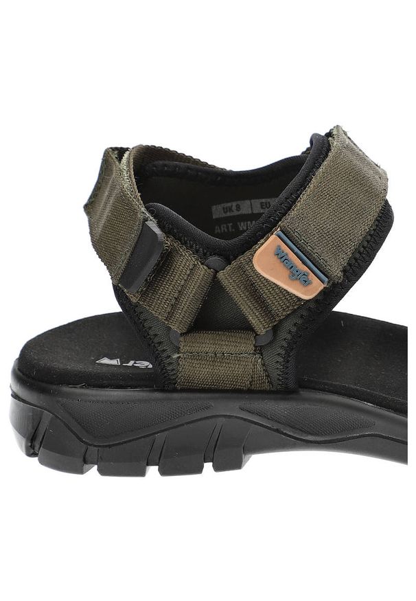 Zielone Sandały Wrangler Wygodne Buty Na Lato. Okazja: na co dzień, na spacer. Zapięcie: rzepy. Kolor: zielony. Materiał: materiał. Wzór: moro, paski, nadruk. Sezon: lato. Styl: casual, elegancki, militarny