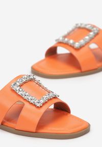Renee - Pomarańczowe Klapki Homonis. Nosek buta: otwarty. Kolor: pomarańczowy. Wzór: jednolity, aplikacja. Obcas: na płaskiej podeszwie #4