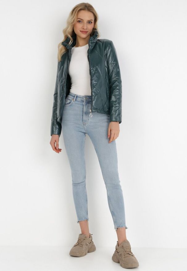 Born2be - Zielona Kurtka Dianomeda. Typ kołnierza: bez kaptura, kołnierzyk stójkowy. Kolor: zielony. Materiał: jeans. Wzór: geometria, aplikacja. Styl: klasyczny