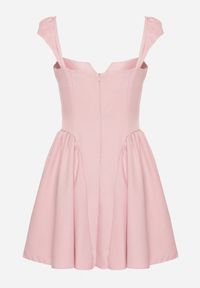 Born2be - Różowa Rozkloszowana Sukienka z Ozdobnym Dekoltem i Guzikami Salasesia. Okazja: na co dzień. Typ kołnierza: dekolt kwadratowy. Kolor: różowy. Styl: casual, elegancki #5