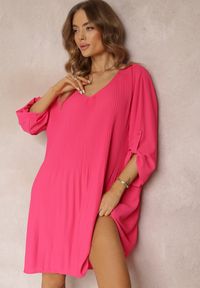 Renee - Różowa Plisowana Sukienka Mini z Długimi Rękawami Oversize Ticini. Kolor: różowy. Materiał: tkanina. Długość rękawa: długi rękaw. Sezon: wiosna, jesień. Typ sukienki: oversize. Długość: mini #1
