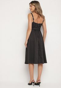 Born2be - Czarna Sukienka z Wiskozą ze Wzorem Pasków Dolereia. Okazja: na co dzień. Kolor: czarny. Materiał: wiskoza. Długość rękawa: na ramiączkach. Styl: casual, klasyczny. Długość: midi #6