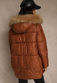 Renee - Brązowa Trapezowa Kurtka z Pikowanymi Przeszyciami i Kapturem z Odpinanym Futrem Deoiala. Okazja: na co dzień. Kolor: brązowy. Materiał: futro. Długość rękawa: długi rękaw. Długość: długie. Styl: casual #2