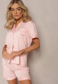 Renee - Różowy Komplet Piżamowy z Krótką Koszulą z Napisem i Szortami Finetta. Kolor: różowy. Materiał: satyna. Długość: krótkie. Wzór: napisy #6