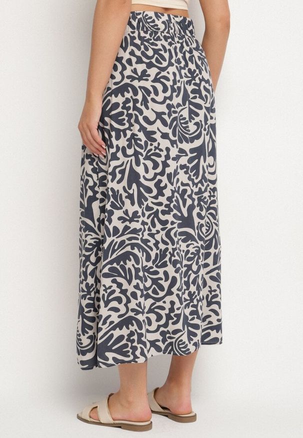 Born2be - Granatowa Wiskozowa Spódnica o Rozkloszowanym Kroju z Kieszeniami Kosaretia. Okazja: na co dzień, do pracy, na spotkanie biznesowe. Kolor: niebieski. Materiał: wiskoza. Styl: sportowy, biznesowy, casual, elegancki, klasyczny