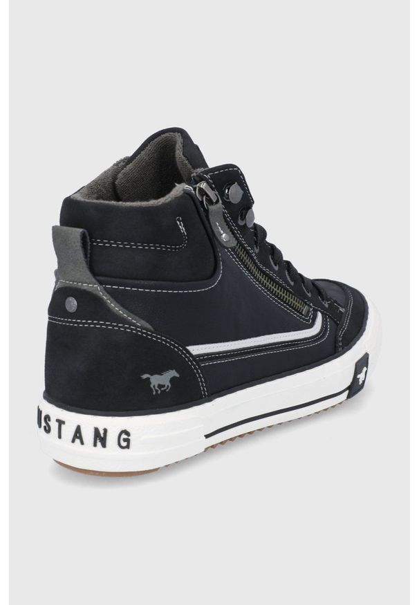 Mustang - Buty. Nosek buta: okrągły. Kolor: czarny. Materiał: guma. Szerokość cholewki: normalna. Obcas: na obcasie. Wysokość obcasa: niski