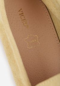 Born2be - Żółte Mokasyny VICES ze Skórzaną Wkładką i Metalową Ozdobą Aquilin. Nosek buta: okrągły. Kolor: żółty. Materiał: skóra. Wzór: aplikacja. Obcas: na obcasie. Styl: klasyczny. Wysokość obcasa: niski #2