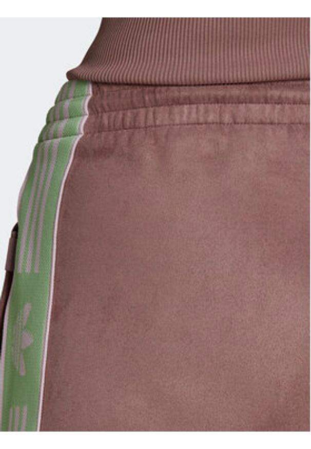 Adidas - adidas Spodnie dresowe HM1518 Brązowy Regular Fit. Kolor: brązowy. Materiał: dresówka, syntetyk