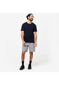 DOMYOS - Koszulka z krótkim rękawem męska Domyos Gym & Pilates 500 slim. Kolor: niebieski. Materiał: materiał, elastan, poliester, bawełna. Długość rękawa: krótki rękaw. Długość: krótkie. Sport: joga i pilates