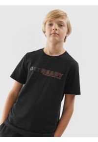 4F JUNIOR - T-shirt z nadrukiem chłopięcy - czarny. Kolor: czarny. Materiał: bawełna. Wzór: nadruk