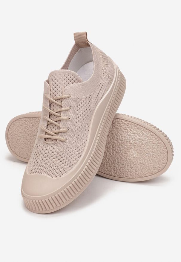 Renee - Ciemnobeżowe Trampki Accia. Okazja: na co dzień. Wysokość cholewki: przed kostkę. Nosek buta: okrągły. Kolor: beżowy. Materiał: materiał, guma. Szerokość cholewki: normalna. Wzór: jednolity. Styl: młodzieżowy, casual, sportowy