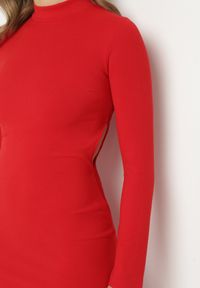 Born2be - Czerwona Dopasowana Sukienka Ozdobiona Wycięciem Dralfedi. Kolor: czerwony. Materiał: jeans. Wzór: aplikacja. Typ sukienki: sportowe. Styl: elegancki, sportowy #2