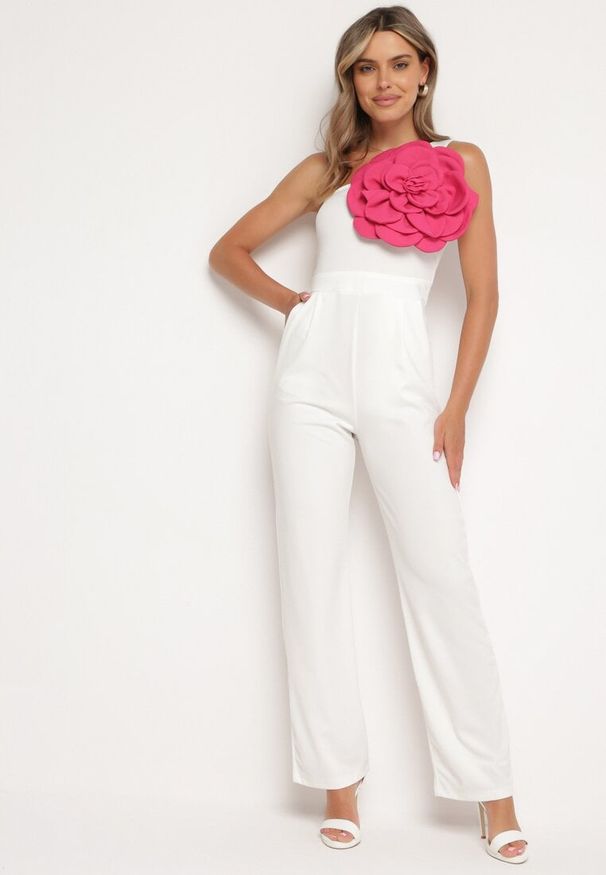 Born2be - Biały Asymetryczny Kombinezon z Prostymi Długimi Nogawkami Ozdobiony Kwiatem Yillea. Okazja: na co dzień. Kolor: biały. Długość: długie. Wzór: aplikacja, kwiaty. Styl: casual, elegancki