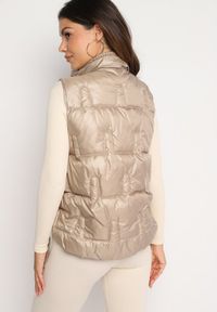 Born2be - Ciemnobeżowa Pikowana Kamizelka ze Stójką i Troczkami Terilanna. Typ kołnierza: kołnierzyk stójkowy. Kolor: beżowy. Materiał: jeans. Styl: elegancki #5